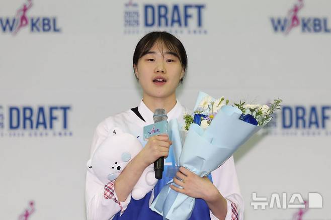 [부천=뉴시스] 권창회 기자 = 20일 오후 경기 부천시 부천체육관에서 열린 여자프로농구(WKBL) 2025~2026 신인선수 드래프트에서 1라운드 1순위로 신한은행 에스버드에 지명된 수피아여고 이가현이 지명소감을 밝히고 있다. 2025.08.20. kch0523@newsis.com