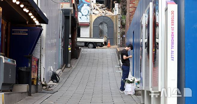 [서울=뉴시스] 추상철 기자 = 10.29 이태원 참사 2주기를 하루 앞둔 28일 서울 용산구 이태원 참사 골목 '10.29 기억과 안전의길'에서 시민이 희생자를 추모하고 있다. 2024.10.28. scchoo@newsis.com