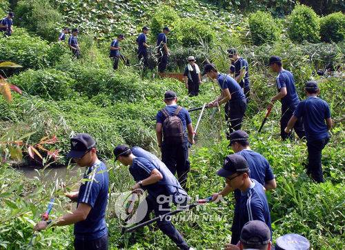 2006년 당시 이윤희 씨를 찾기 위해 수색에 나선 경찰. [전주=연합뉴스]