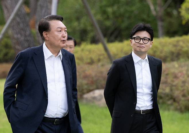 지난해 10월 21일 당시 국민의힘 한동훈 대표와 윤석열 대통령이 서울 용산 대통령실에서 만나 대화하며 차담 장소로 이동하고 있다. 대통령실 제공