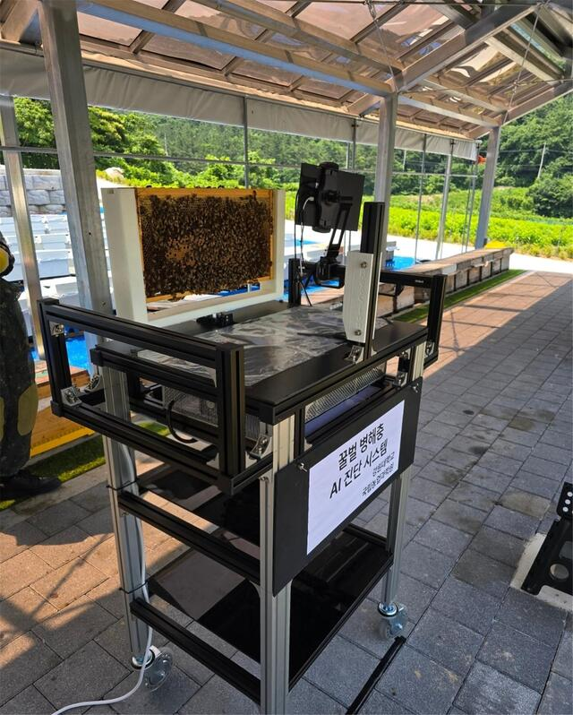 인공지능(AI) 기반 꿀벌응애 실시간 검출장치 ‘비전(BeeSion)’에 벌집판을 올려놓은 모습. 농촌진흥청