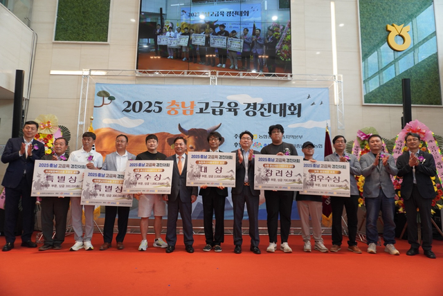 15일 대전충남양돈농협(조합장 이제만) 포크빌축산물공판장에서 열린 ‘2025 충남 고급육 경진대회’ 수상자들이 수상을 기념하고 있다.
