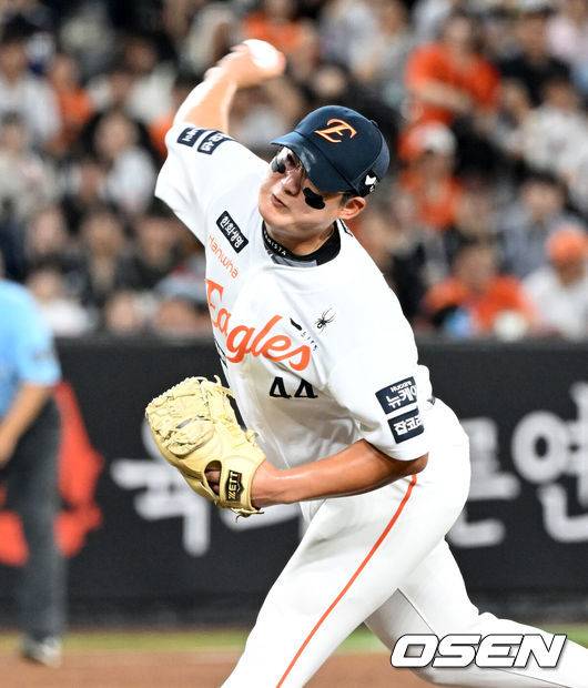 [OSEN=대전, 이대선 기자] 19일 오후 대전 한화생명볼파크에서 2025 신한 SOL Bank KBO리그 한화 이글스와 두산 베어스의 경기가 열렸다.한화는 와이스, 두산은 콜어빈을 선발로 내세웠다.9회초 무사에서 한화 김서현이 역투하고 있다. 2025.08.19 /sunday@osen.co.kr