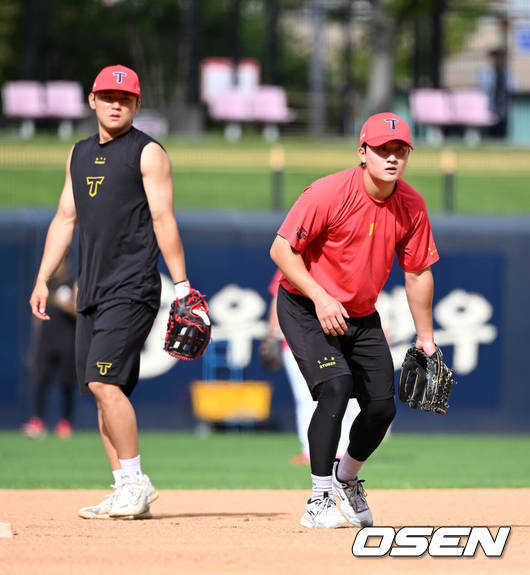 김도영과 윤도현이 수비훈련을 하고 있다./OSEN DB
