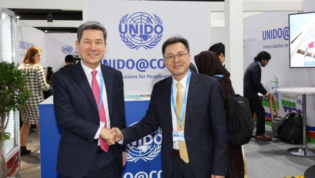 ▲ (사진)은 지난해 11월 아제르바이잔 바쿠에서 개최된 ‘제29차 유엔기후변화협약 당사국총회(COP29)’ 참석해 포항을 유니도에 소개했다. (좌)이강덕 포항시장, (우)츠용 조우 유니도 부국장ⓒ포항시 제공