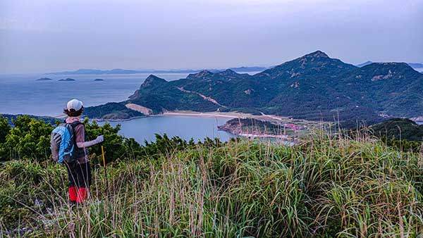 도리산 정상에서 바라보이는 돈목해변과 상산봉.