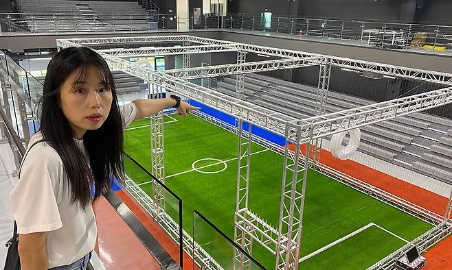 19일 전주국제드론스포츠센터 드론축구 전용 경기장 시설에 대해 전주시청 관계자가 설명하고 있다. 전주=김동욱 기자