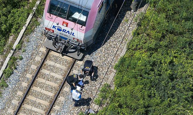 19일 경북 청도군 화양읍 삼신리 청도소싸움 경기장 인근 경부선 철로에서 경찰과 소방, 코레일 등 관계자들이 사고가 난 무궁화호 열차를 조사 하고 있다. 연합뉴스