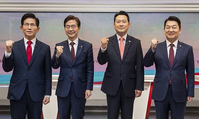 국민의힘 당 대표 선거에 출마한 후보들이 지난 19일 서울 중구 TV조선 스튜디오에서 열린 6차 전당대회 3차 텔레비전 토론회에 앞서 파이팅을 외치고 있다. (왼쪽부터) 김문수, 조경태, 장동혁, 안철수 후보. 연합뉴스