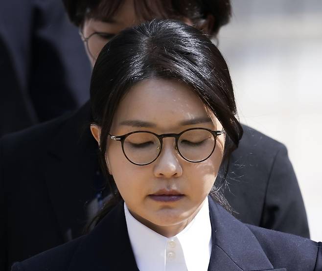 자본시장과 금융투자업에 관한 법률 위반, 정치자금법 위반, 특정범죄 가중처벌 등에 관한 법률 위반(알선수재) 등의 혐의를 받는 윤석열 전 대통령 부인 김건희 여사가 지난 12일 오후 서울 서초구 서울중앙지법에서 열린 구속 전 피의자 심문(영장실질심사)를 마친 뒤 법원을 나서고 있다.&nbsp;사진공동취재단