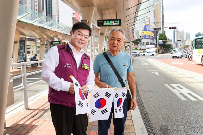 이필형(왼쪽) 서울 동대문구청장과 구한말 대표적인 의병장 왕산 허위 선생의 손자 허 블라디슬라브씨가 19일 허위 선생의 호를 딴 ‘왕산로’ 일대를 둘러보고 있다. 동대문구 제공