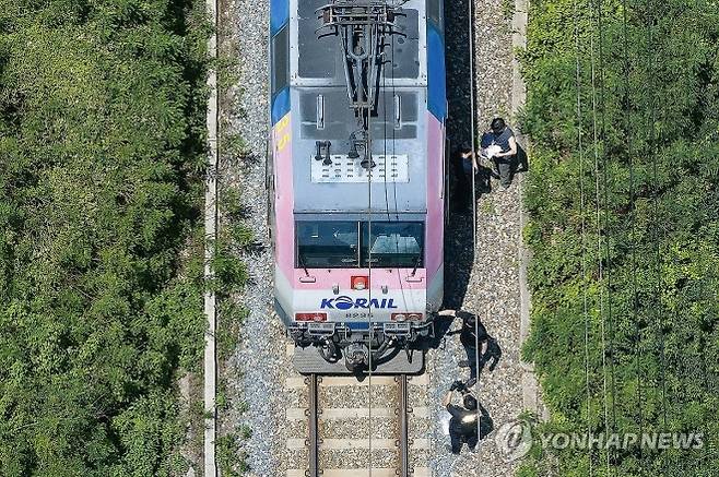 무궁화호 열차가 선로 인근에서 작업 중이던 근로자 7명을 치는 사고가 발생한 19일 경북 청도군 화양읍 삼신리 청도소싸움 경기장 인근 경부선 철로에서 경찰과 소방, 코레일 등 관계자들이 사고가 난 무궁화호 열차를 조사하고 있다. 연합뉴스