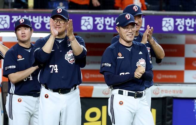 조성환 두산 베어스 감독대행이 19일 대전 한화생명볼파크에서 열린 2025 KBO리그 정규시즌 한화 이글스와의 원정 경기에서 6-5로 승리한 뒤 기뻐하고 있다. 대전 뉴스1