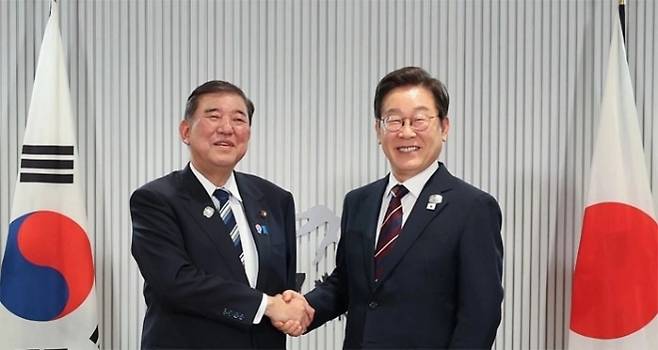 이재명 대통령이 지난 6월 17일(현지시간) 캐나다 앨버타주 캐내내스키스 주요 7개국(G7) 정상회의장에서 열린 한일 정상회담에서 이시바 시게루 일본 총리와 악수하며 기념촬영을 하고 있다. 캐내내스키스 연합뉴스