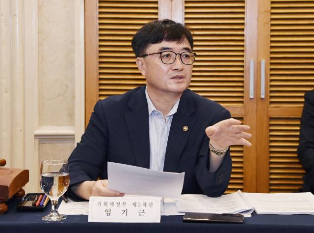 임기근 기획재정부 차관이 20일 서울 영등포구 켄싱턴호텔에서 열린 ‘제3차 조달정책심의위원회’를 주재하고 있다. 사진 제공=기재부