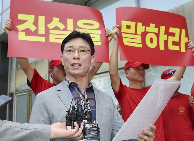 지난달 29일 업무상과실치사상 사건 신속 결정 요청서 제출을 위해 서울 서초구 순직해병특검을 방문한 임성근 전 해병대 1사단장이 해병대예비역연대 회원들의 항의를 받고 있다. ⓒ시사저널 박정훈