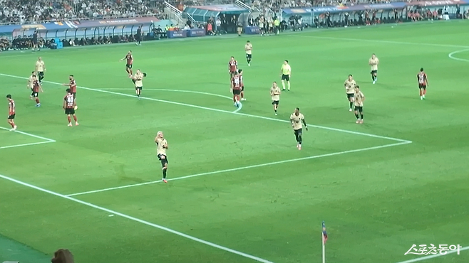 7월 31일 서울월드컵경기장에서 열린 FC서울-FC바르셀로나전. 바르셀로나 가비가 득점 후 세레머니를 펼치고 있다. 상암｜윤찬희 학생기자(단양고 2)