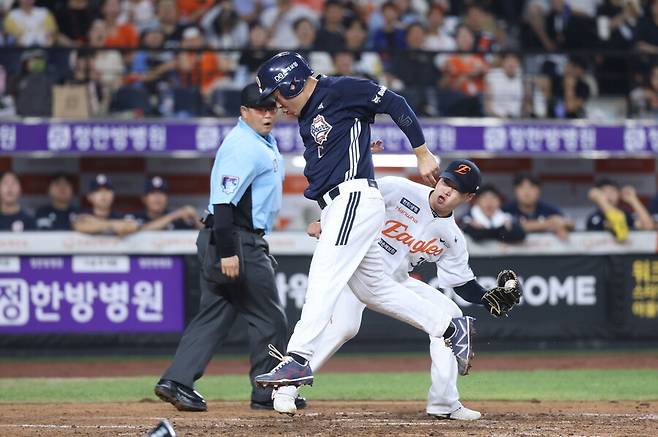 ▲ 3회 김종수의 태그 미스는 이날 한화 실책성 플레이의 시작이었다 ⓒ두산베어스