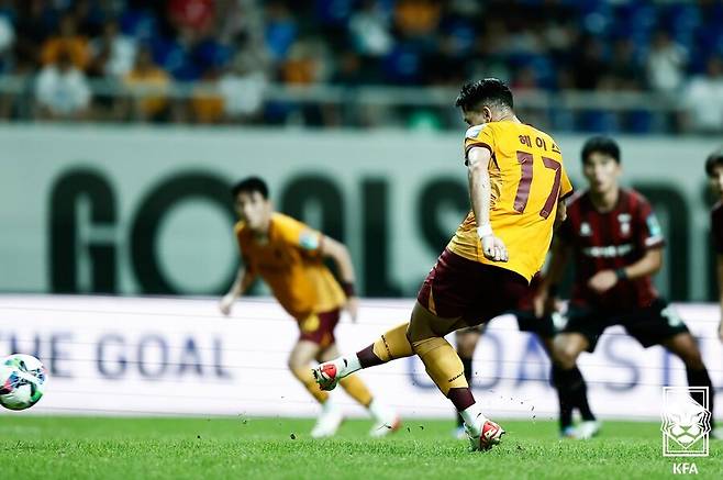 ▲ At the Gwangju World Cup Stadium on the 20th, Gwangju FC and Bucheon FC's 2025 Hana Bank Korea Cup semi -finals were held. The only gust of Bucheon, which was the only member of the K -League 2, was significant, but Gwangju, which showed competitive edge in the K -League 1, was definitely superior. Gwangju won the first game with 2-0 and defeated the baseline for the finals. Ⓒ Korean Football Association