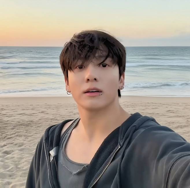 방탄소년단 정국 툭 걸친 이 옷, 바로 전 사이즈 '품절'