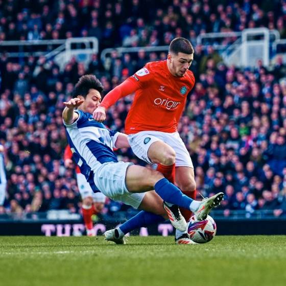 영국 버밍엄의 세인트 앤드류스 나이트헤드 파크에서 열린 2024~2025시즌 리그원 34라운드에 선발 출전한 백승호(왼쪽)가 태클을 시도하고 있다. /사진=버밍엄 시티 공식 사회관계망서비스(SNS)