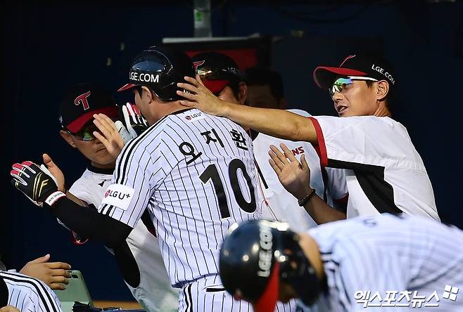 LG 트윈스 오지환이 20일 서울 잠실야구장에서 열린 2025 신한 SOL Bank KBO리그 롯데와의 팀 간 12차전에서 2회말 선제 솔로 홈런을 기록했다. 사진 박지영 기자