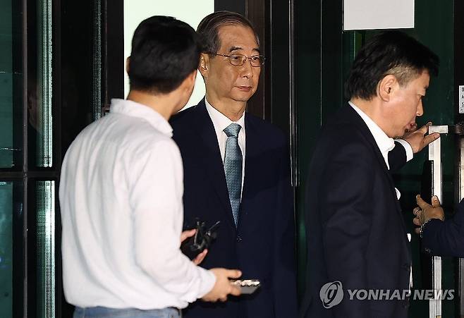 내란특검 나서는 한덕수 전 국무총리 (서울=연합뉴스) 김성민 기자 = 피의자 신분으로 소환된 한덕수 전 국무총리가 20일 서울 서초구 서울고검에 마련된 내란 특검 사무실을 나서고 있다. 2025.8.20 ksm7976@yna.co.kr
