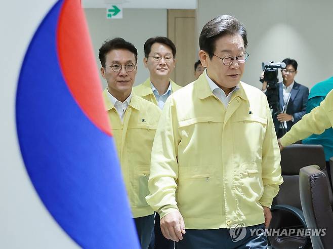 을지 국무회의 입장하는 이재명 대통령 (서울=연합뉴스) 홍해인 기자 = 이재명 대통령이 지난 18일 서울 용산 대통령실 청사에서 열린 을지 국무회의에 입장하고 있다. 2025.8.18 hihong@yna.co.kr