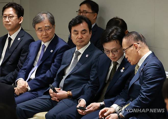 조현 외교부 장관(왼쪽 두 번째)과 안규백 국방부 장관(왼쪽 세 번째) [연합뉴스 자료사진]