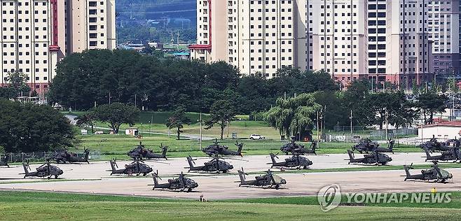 '을지 자유의 방패'연습 D-1 (평택=연합뉴스) 홍기원 기자 = 오는 18일부터 28일까지 진행되는 유사시 한반도 방어를 위한 정례 한미연합훈련 '을지 자유의 방패'(UFS·Ulchi Freedom Shield) 연습 시작을 하루 앞둔 17일 경기도 평택시 캠프 험프리스에 아파치 헬기가 계류되어 있다. 2025.8.17 xanadu@yna.co.kr