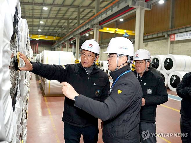 2025년 1월 구미 사업장을 찾아 공정을 점검하는 허성 코오롱인더스트리 사장 [연합뉴스 자료사진. 코오롱인더스트리 제공. 재판매 및 DB 금지]