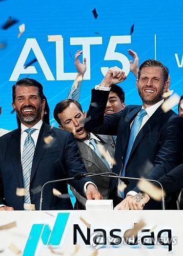 도널드 트럼프 주니어(맨 왼쪽)와 에릭 트럼프(맨 오른쪽). [로이터 연합뉴스 자료사진. 재배부 및 DB 금지]