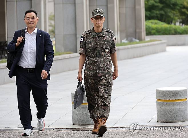 특검 출석하는 김용대 드론작전사령관 (서울=연합뉴스) 서명곤 기자 = 김용대 드론작전사령관이 20일 내란특검 사무실이 마련된 서울 서초구 서울고검에 조사를 받기 위해 출석하고 있다. 2025.8.20 seephoto@yna.co.kr