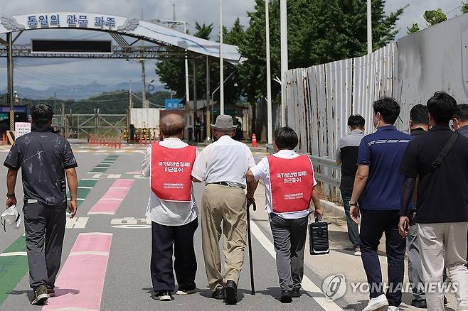 통일대교 도착한 비전향장기수 안학섭 (파주=연합뉴스) 임병식 기자 = 20일 오전 경기도 파주시 통일대교 남단에서 북한 송환을 요구한 비전향장기수 안학섭 씨(가운데)가 검문소로 향하고 있다. 2025.8.20 andphotodo@yna.co.kr