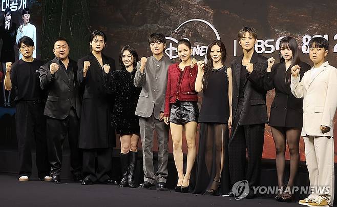 드라마 '트웰브' 제작발표회 (서울=연합뉴스) 류효림 기자 = 강대규 감독(왼쪽부터), 배우 마동석, 박형식, 레지나 레이, 성유빈, 안지혜, 이주빈, 서인국, 강미나, 한윤선 감독이 20일 서울 중구 앰배서더 서울 풀만 호텔에서 열린 KBS2 토일 미니시리즈 '트웰브' 제작발표회에서 포즈를 취하고 있다. 2025.8.20 ryousanta@yna.co.kr