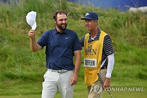 디오픈 우승 때 캐디 스콧과 셰플러. [AFP=연합뉴스]