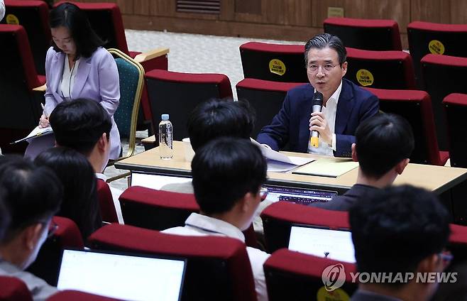 기자간담회하는 김용범 정책실장 (서울=연합뉴스) 한상균 기자 = 김용범 정책실장이 20일 용산 대통령실에서 기자간담회를 하고 있다. 2025.8.20 xyz@yna.co.kr