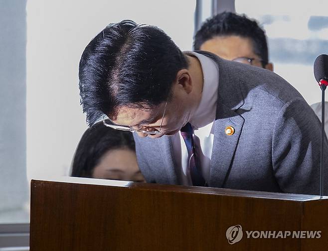 청도 열차 사고 관련 고개숙인 김영훈 고용노동부 장관 (서울=연합뉴스) 황광모 기자 = 김영훈 고용노동부 장관이 20일 국회에서 열린 환경노동위원회 전체 회의에 출석해 2024년도 결산 보고 전 전날 경북 청도 열차 사고와 관련해 사과하고 있다. 2025.8.20 hkmpooh@yna.co.kr