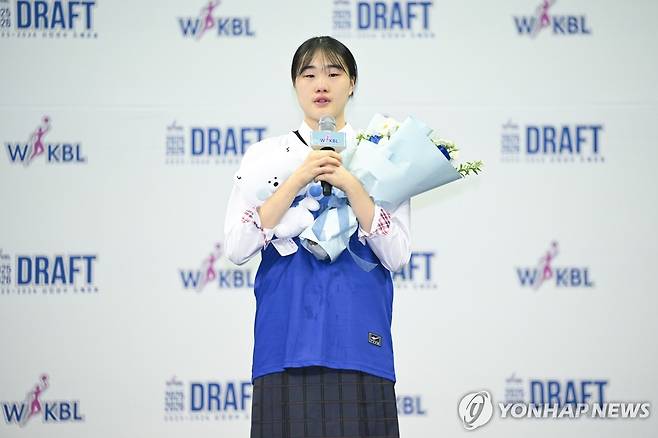 1순위로 신한은행에 지명된 이가현 (서울=연합뉴스) 20일 경기도 부천체육관에서 열린 2025~2026 WKBL 신인선수 드래프트 1라운드 1순위로 신한은행에 지명된 이가현(수피아여고)이 소감을 말하고 있다. 2025.8.20 [WKBL 제공. 재판매 및 DB금지] photo@yna.co.kr