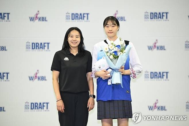 1순위로 신한은행에 지명된 이가현 (서울=연합뉴스) 20일 경기도 부천체육관에서 열린 2025~2026 WKBL 신인선수 드래프트 1라운드 1순위로 신한은행에 지명된 이가현(수피아여고)이 최윤아 감독과 기념촬영하고 있다. 2025.8.20 [WKBL 제공. 재판매 및 DB금지] photo@yna.co.kr