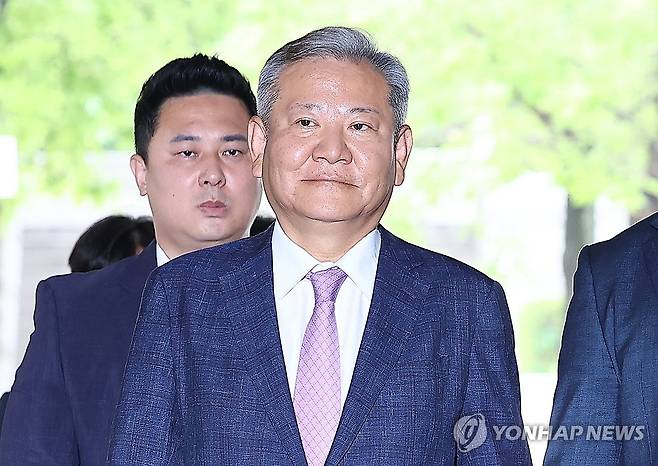 이상민 전 장관 (서울=연합뉴스) 김성민 기자 = 이상민 전 행정안전부 장관이 구속 전 피의자 심문(영장실질심사)을 위해 31일 서울 서초구 서울중앙지방법원으로 들어서고 있다. 2025.7.31 ksm7976@yna.co.kr
