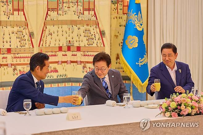 이재명 대통령, 민주당 지도부와 만찬 (서울=연합뉴스) 이재명 대통령이 20일 서울 한남동 관저에서 더불어민주당 정청래 대표, 김병기 원내대표 등 지도부와 만찬을 하고 있다. 2025.8.20 [대통령실 제공. 재판매 및 DB 금지] photo@yna.co.kr