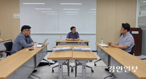 지난 14일 경인일보 인천본사 회의실에서 열린 독자위원회에서 위원들이 7월치 신문을 두고 이야기하고 있다. 2025.8.14 /김희연기자 khy@kyeongin.com