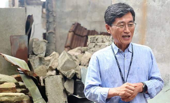 ▲ 안칠성 문화관광해설사가 연평도 안보교육장에 보존된 피해 민가 앞에서 연평도 포격 사건 당시 상황을 설명하고 있다. /이재민 기자 leejm@incheonilbo.com