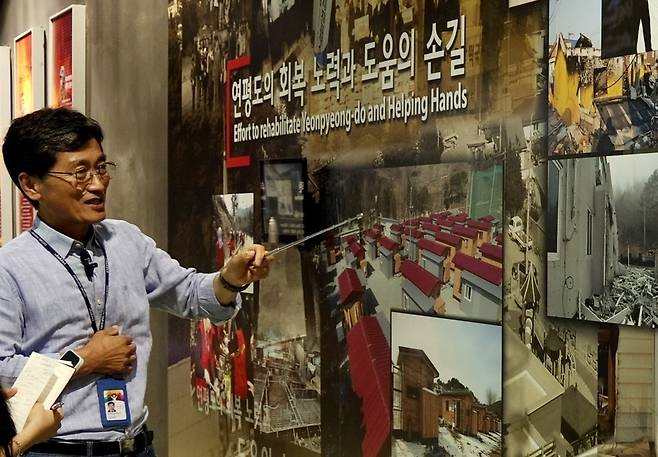 ▲ 안 해설사가 안보교육장 2층 전시관에서 포격전 이후 피해 복구 과정을 설명하고 있는 모습. /이재민 기자 leejm@incheonilbo.com