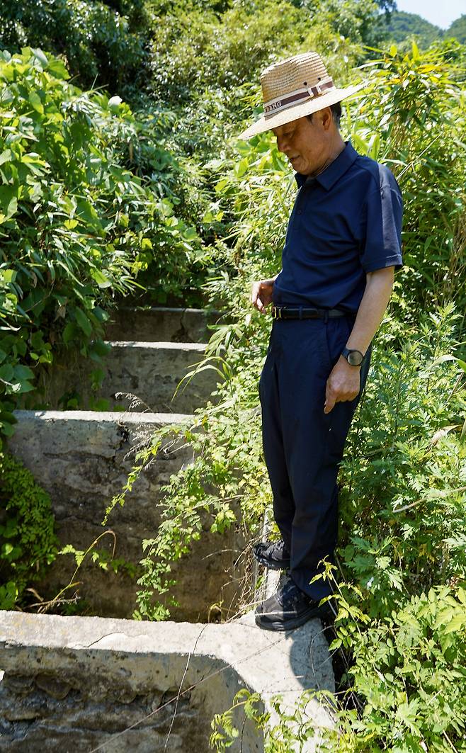 ▲ 한월리 해변 인근 새우젓 저장고 '항고' 위에 선 이충환 문갑리 이장. 그는