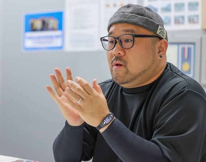 ▲ 화성 행복한일터 권태홍 행정관리파트 팀장이 21일 오전 화성시 남양읍 천주교수원교구사회복지회 행복한 일터에서 주요 업무와 성과에 대해 이야기 하고 있다. /전광현 기자 maggie@incheonilbo.com