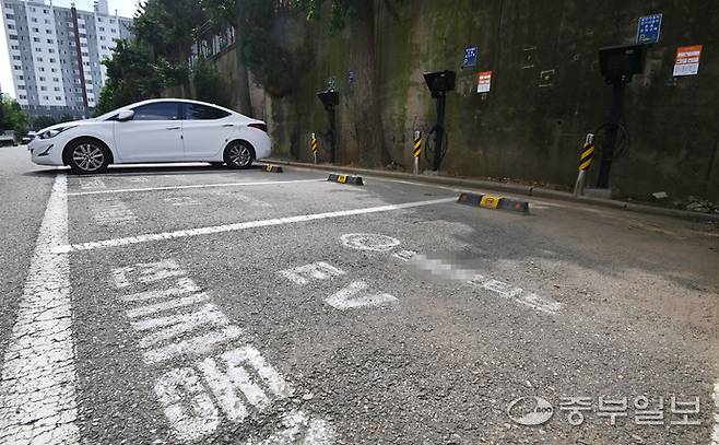 인천의 한 아파트 지상 주차장에 전기차 충전소가 마련돼 있다. 중부포토DB