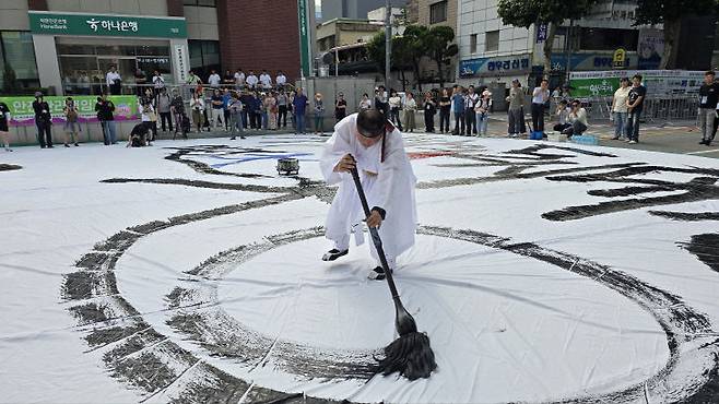 대전0시축제 개막식에서 휘호 퍼포먼스를 펼치는 박양준 서예가.