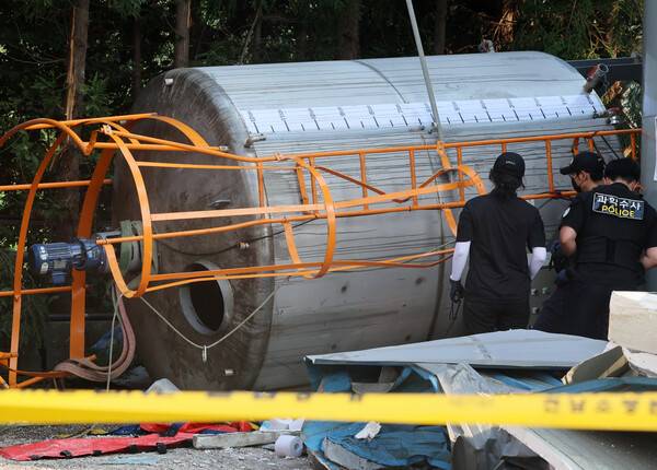 21일 오후 전남 순천시 한 레미콘공장에서 간이탱크 청소작업 중이던 작업자들이 의식 불명 상태에 빠지는 사고가 발생했다. 경찰과학수사대가 현장 조사하고 있다. 연합뉴스